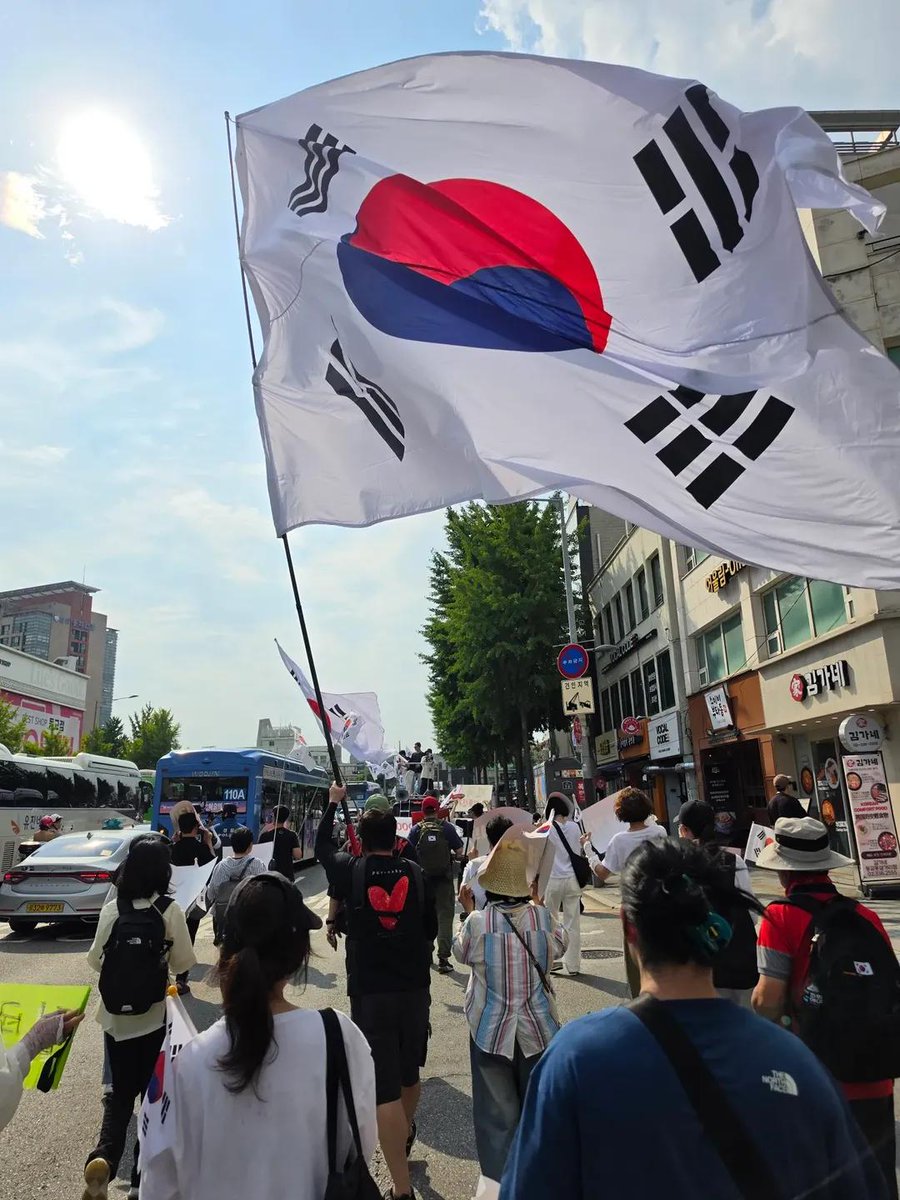 unhochoe55's tweet photo. 신촌 홍대 ㅡ 이웃들의 반응이 뜨거웠다
전부 박수치고 청년 장년 아이들까지
파이팅을 외쳐주는 모습에 감사할뿐
끝내고 올공 가서 애국분께서 소중한 
저녁을 사주시고 올공 전사들 국민분들의 모습을 보며 늘 떠올린
그 모습ㅡ강건하게 이겨주시길
반드시 반드시 이룰것입니다

동지,전우,벗,가족,
마음은 오직 하나일뿐
걷는 길에 그대들이 함께라면
나의 나라 대한민국
지킬수 있어, 우리 하루속히
보고픈 그 모습
눈물나는 그 모습 보자

깨어난 국민들이여 
올공은 깨어나기 시작한 이웃들
깨어난 가족들은 전국 어디든
걸으며 더 더 깨워 주시길
그 길에 바라보는 미소는
천금과도 바꿀수 없는 심장이니

오늘은 6,29km 행진으로
올공까지 함께 합니다
어제 저 대신 깃발 들어주신 분께
깊은 감사를 드립니다
아직 체력이 단단해지지 않은듯
얼른 마지막 싸움위해 만들어야죠
그것이 대한민국을 위한 *충*
선조들과 후손을 위한 *효*일지니

우리가 걷는 모든 길에 그 분이 계실지니
나아가 싸우고 외쳐라
대한민국