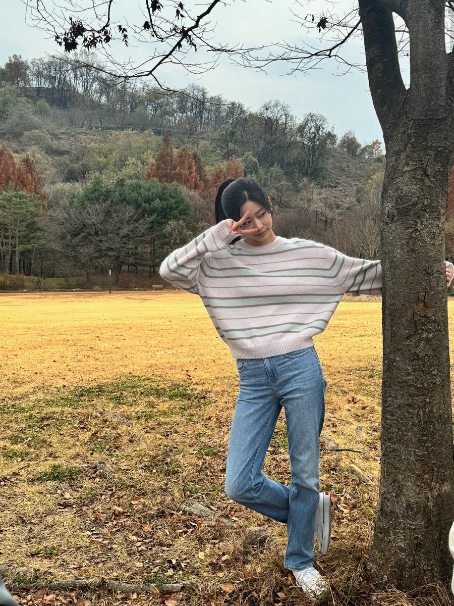 moeunah's tweet photo. ‹📸›
💬 ㅋㅋㅋㅋㅋㅋㅋㅋㅋㅋㅋㅋㅋ
💬 it’s eunah’s teenage props photoshoot
💬 ㅋㅋㅋㅋㅋㅋ trying hard to act cute https://t.co/rrGJKZnfit
