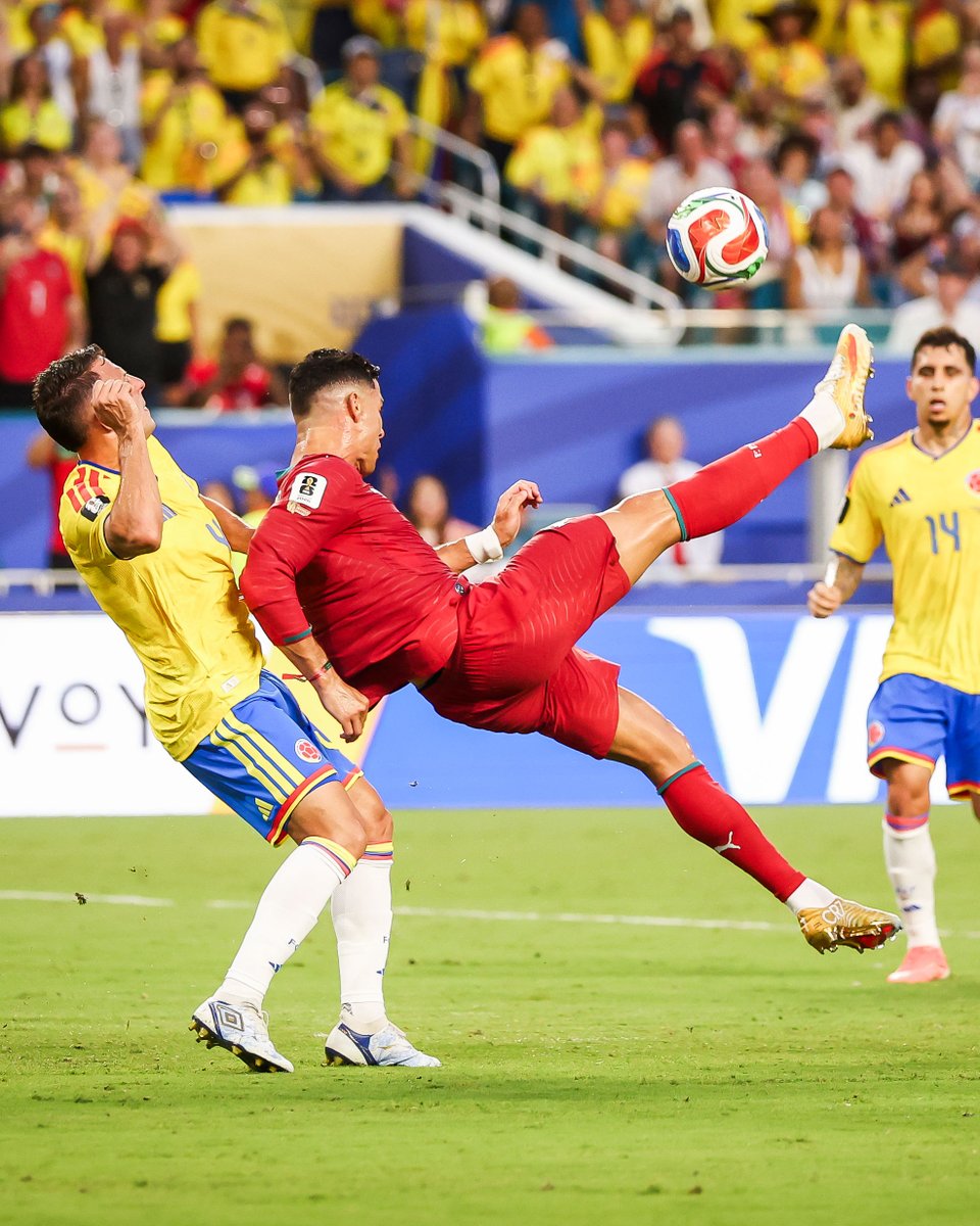 brfootball's tweet photo. Cristiano Ronaldo went for the bicycle kick but it went straight into Santiago Arias 😅 https://t.co/NBixgog0RA