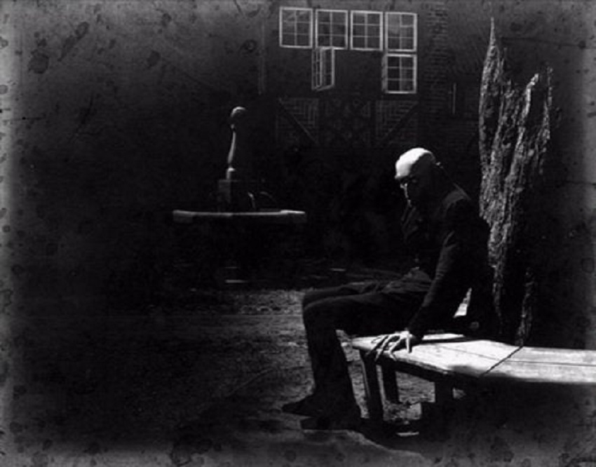 HorrorHammer1's tweet photo. Max Schreck taking a break filming 'Nosferatu' (1922) This photo is creepier than any shot in the movie https://t.co/cKPB0y1rln