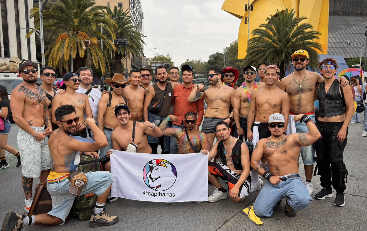der_maldonado's tweet photo. Tocó marchar con la bandita de Capibarras en la #marchadelorgullo 

#barras #calisteniamexico #calistenicos #pride2026 https://t.co/FVNwSzZJA9