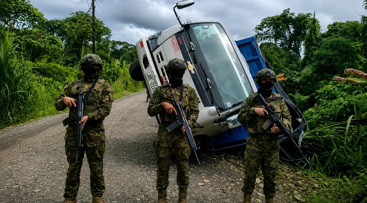 FFAAECUADOR's tweet photo. #Sucumbíos | Las Fuerzas Armadas del Ecuador decomisaron aproximadamente 1.100 galones de combustible durante una operación militar de reconocimiento ofensivo ejecutada en el cantón #LagoAgrio.
#EcuadorUnaSolaFuerza
#FFAAContigo https://t.co/GSoIHhgzGi