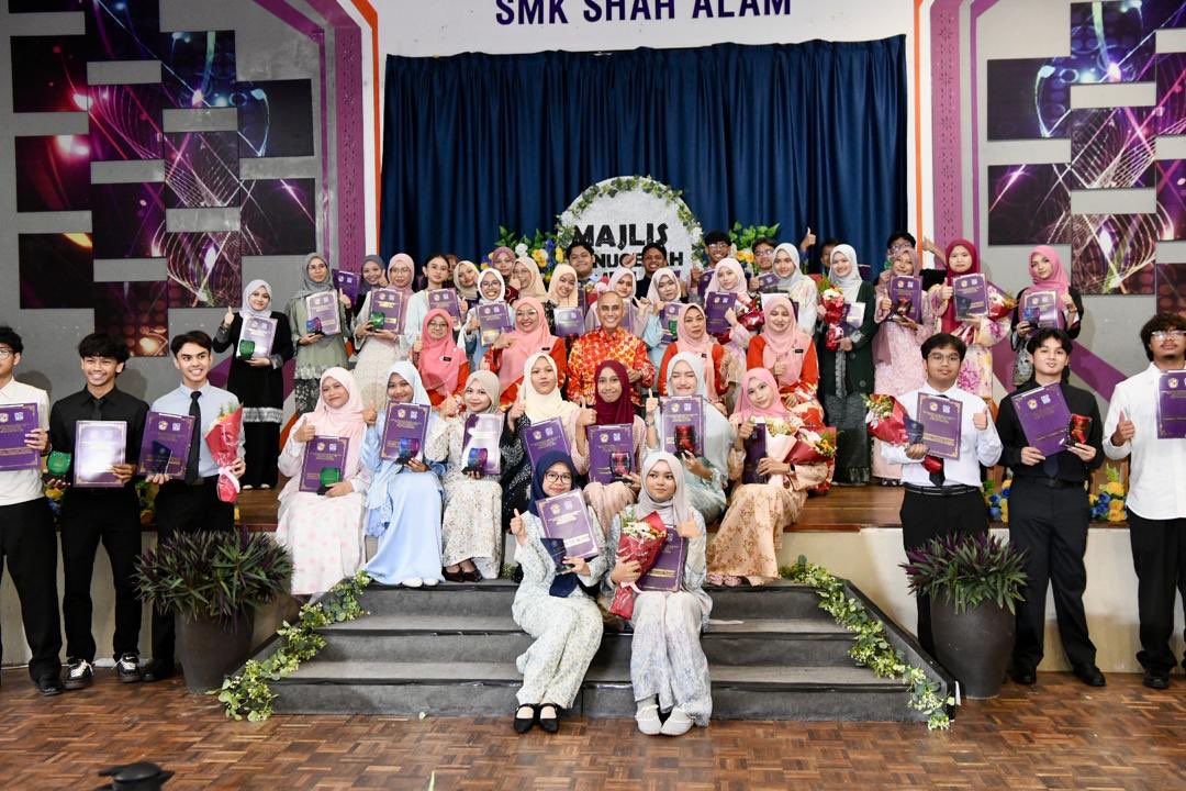 MohdShukriYajid's tweet photo. Moments with the best students of SMK Shah Alam. Specially to Nur Elyna Zahirah Binti Nor Khairudin, the overall #SPM2025 best student, for her outstanding achievement of 9A+. May this remarkable success inspire greater aspirations and the beginning of an even brighter future. https://t.co/RkPgtAT0xe