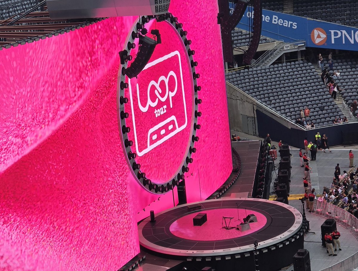 TheGrandMadness's tweet photo. Ipswich Town (A)
Soldier Field
Loop Tour
Also Ed Sheehan 🎸 🎶 🎤 🫶
#edsheeran #livemusic #mylessmith #eliebanke #looptour #soldierfield https://t.co/8noSaMs1Jb