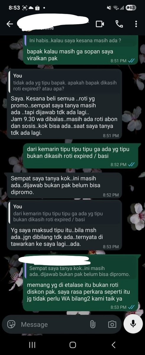 KapudS640's tweet photo. Lagi ngerasain titik paling bikin stres jadi owner bakery gara-gara ketemu customer yang susah banget dikasih pengertian. Sampai akhirnya nomornya terpaksa di-block karena takut sewaktu-waktu datang ke toko terus bikin ribut.

Di toko kami memang ada program roti diskon jam 8 malam. Nah, customer ini minta dikirimin daftar roti diskon dari sebelum jamnya, bahkan pengen booking duluan. Padahal kami juga belum tahu roti apa aja yang bakal didiskon karena baru ditentuin pas mendekati jam 8, tergantung stok yang masih ada. Udah dijelasin baik-baik, malah dibilang nipu.

Suatu hari dia datang ke toko pas sekitar jam 7.50 malam. Waktu itu karyawan masih nyortir roti H-1 yang mau dimasukin ke rak diskon, jadi memang belum semuanya keluar. Ada beberapa varian yang masih ketinggalan di belakang.

Malamnya, kebetulan aku yang bales chat dia. Karena nggak tahu kalau sebelumnya dia udah sempat datang ke toko, aku kirimin daftar roti diskon yang udah lengkap. Eh, dia langsung marah-marah, ngomong kasar, bahkan nuduh kami bohong. Katanya tadi pas di toko dibilang varian sosis sama abon udah nggak ada, kok sekarang malah muncul di daftar.

Hari ini dia mau beli lagi. Pas kami bilang roti diskonnya udah habis, dia ngamuk lagi. Ya ampun... capek banget ternyata ngadepin customer yang apa pun penjelasannya tetap nggak mau ngerti.