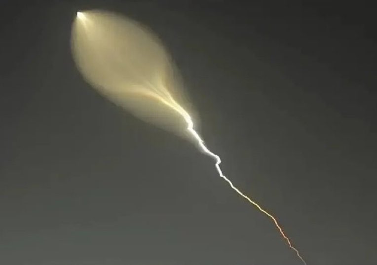 FenrirWulf_x's tweet photo. 🚨 JUST IN: 🇮🇷🇧🇭 Iran has launched strikes targeting U.S. military assets in Bahrain, with explosions reported. https://t.co/lO1SgrFhNQ