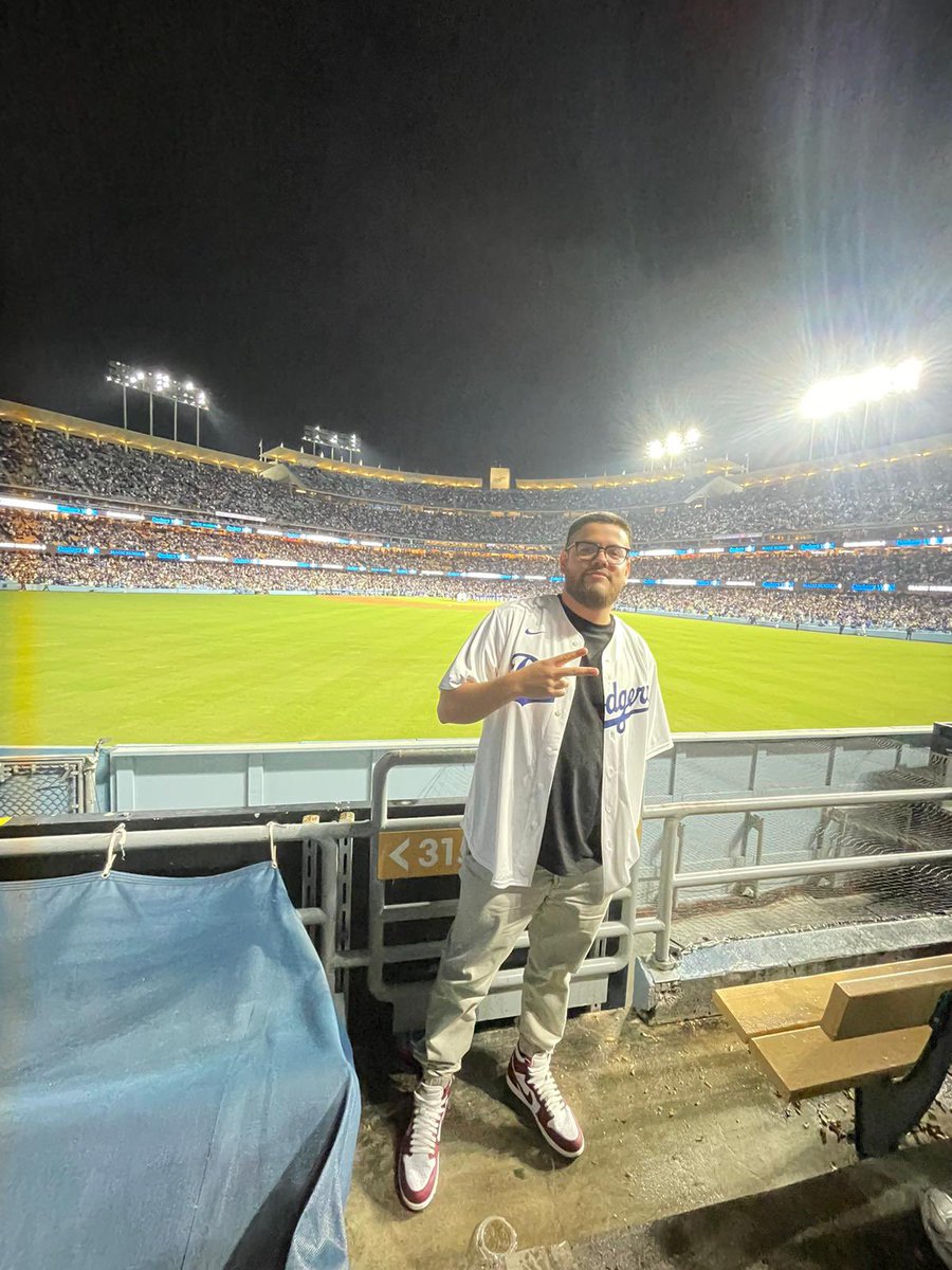 ZurielRom's tweet photo. @Vikingonegroa Saludos Vikingo , hace 2 años yo cumplí el sueño también, gracias a mis primos que me regalaron un boleto por mi cumpleaños , es una experiencia increíble ,  el compa que sale atrás de mí atrapó la bola de un HR de Othani ! https://t.co/e36AtvfLrY