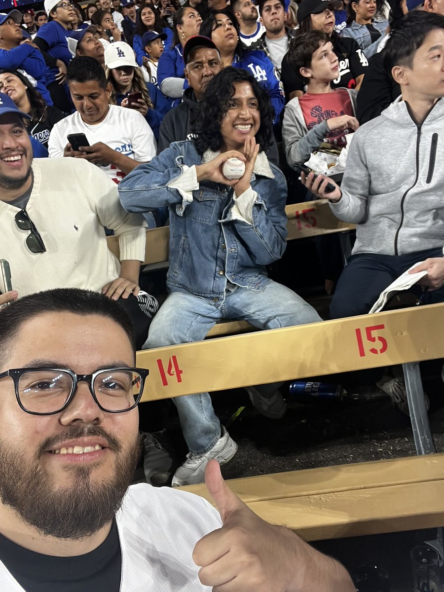 ZurielRom's tweet photo. @Vikingonegroa Saludos Vikingo , hace 2 años yo cumplí el sueño también, gracias a mis primos que me regalaron un boleto por mi cumpleaños , es una experiencia increíble ,  el compa que sale atrás de mí atrapó la bola de un HR de Othani ! https://t.co/e36AtvfLrY