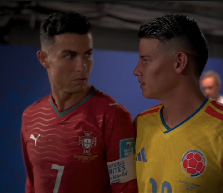 TouchlineX's tweet photo. 📸 - Cristiano Ronaldo and James Rodriguez were talking about the game during halftime ❤️ https://t.co/8iGHxJXMSY