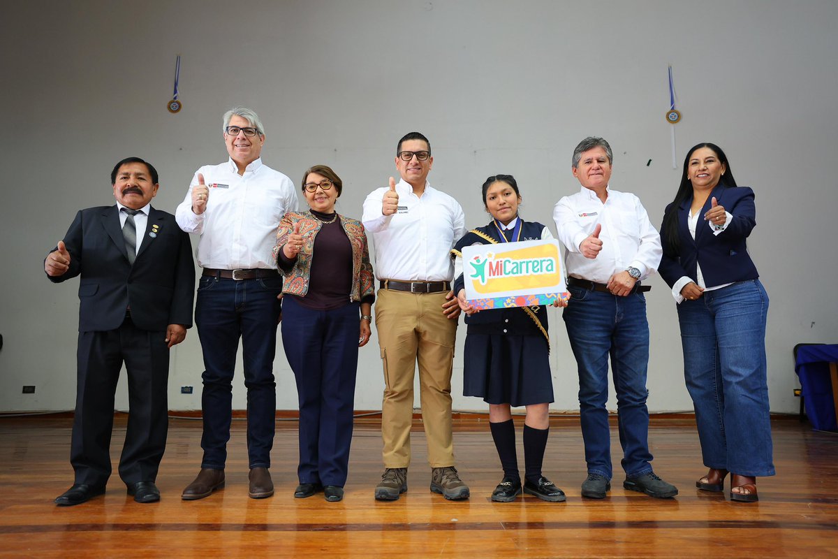 freddysolanog's tweet photo. Siempre he creído que el futuro del Perú no se espera; se forma, se impulsa y se construye desde las oportunidades que les damos a nuestros jóvenes.

Esta vez estuve en Arequipa presentando Mi Carrera, una herramienta que les permitirá tomar decisiones informadas sobre su futuro profesional, conocer las carreras con mayor demanda y prepararse para un mercado laboral cada vez más competitivo.

Mi compromiso es seguir impulsando iniciativas que conviertan el talento en oportunidades reales, porque cuando un joven descubre su potencial y encuentra el camino para desarrollarlo, también comienza a transformar el futuro del país. 🇵🇪