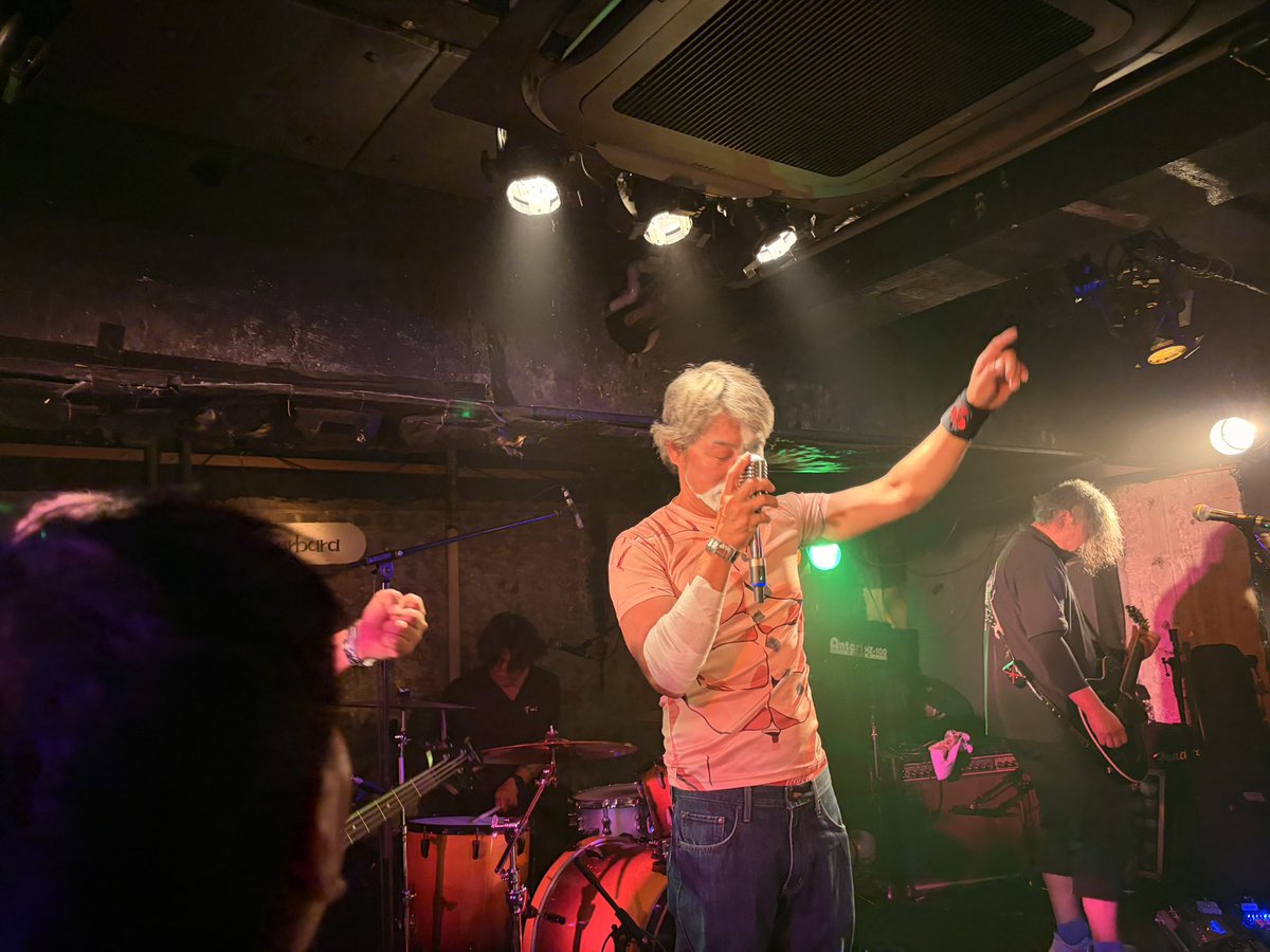 azusa_gokudole's tweet photo. 問題児De☆spenice
まさに、サイクロン旋風。笑
しゃちょに、6割の力でと言われ顔面も6割の白塗り。曲は真面目にやってるんだよ。いい声なんだよな。笑
そいで、先日長野でもご一緒だったThe TENGUZさん。箱船もおおよそ出順が今日と一緒で、デジャヴ！だから、お気楽→極楽ドルチェに切り替えて変化感 https://t.co/wkIkD9y5O7