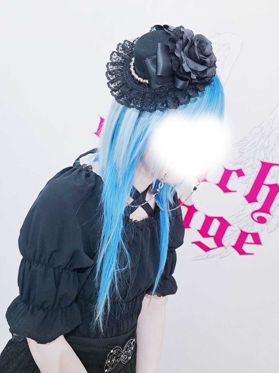 chouchou_nagoya's tweet photo. ＊Estrellas＊
@estrellas1025  
ミニハット（BLACK）

＊Vallée lys＊
@atelier_pierrot 
5分袖シャーリングブラウス(BLACK)

お迎え頂いたアイテムでの素敵コーデ♪
いつもありがとうございます💙

＃シュシュアンジュ名古屋
＃大須商店街 https://t.co/sQXK45PORJ