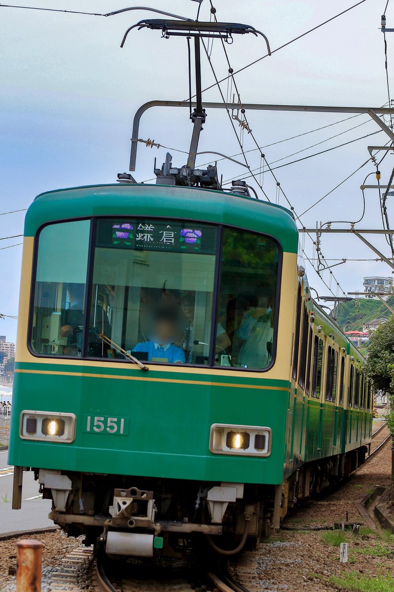 ht3751's tweet photo. 冬場は富士山が拝めれる🗻

七里ヶ浜～稲村ヶ崎を往く
江ノ電1000形1501F https://t.co/uhIN2alzJT