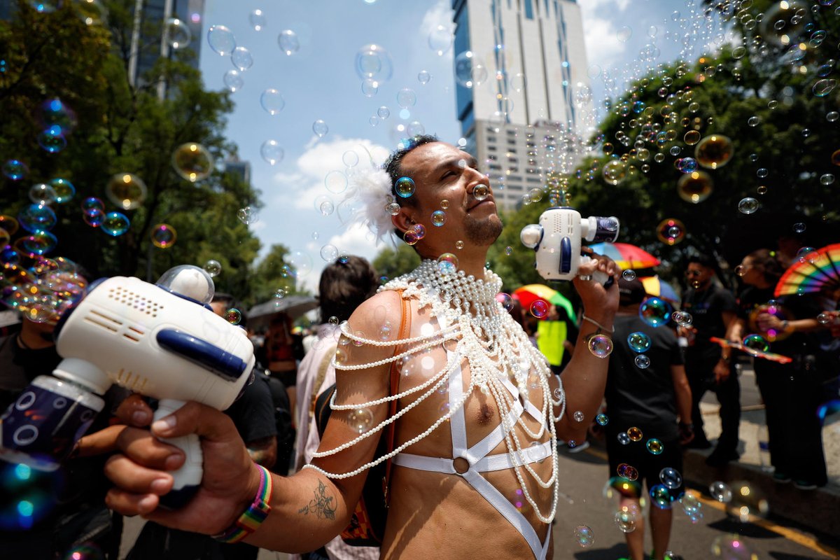 EnfoqueNoticias's tweet photo. #orgulloLGTBIQ | @ClaraBrugadaM  reafirma el compromiso de la #CDMX con la diversidad durante la Marcha del Orgullo 

#LaMusicaNosUne | #ElOrgulloPermanece | #EnfoqueConOrgullo | 📸 EFE 

https://t.co/2lFaEjQlQG https://t.co/NxHqBIEpkS