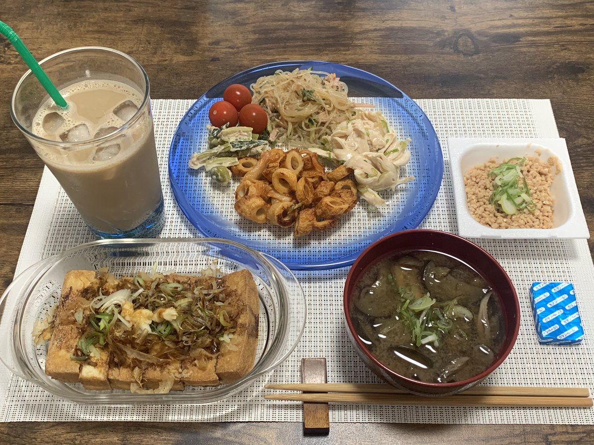 living_alone223's tweet photo. おはようございます！

『焼き』揚げ豆腐は油なしでフライパンで表面焼くだけで完成✨外カリカリにかつお節ねぎ生姜だし醤油(✽︎´ཫ`✽︎)♪茄子と同じくいただいたきゅうりは春雨サラダに。大葉入れて香り最高❗️良い日曜日をお過ごしください〜😚
#一人暮らし　#自炊
#料理好きな人と繋がりたい https://t.co/GT5TnHUMtf