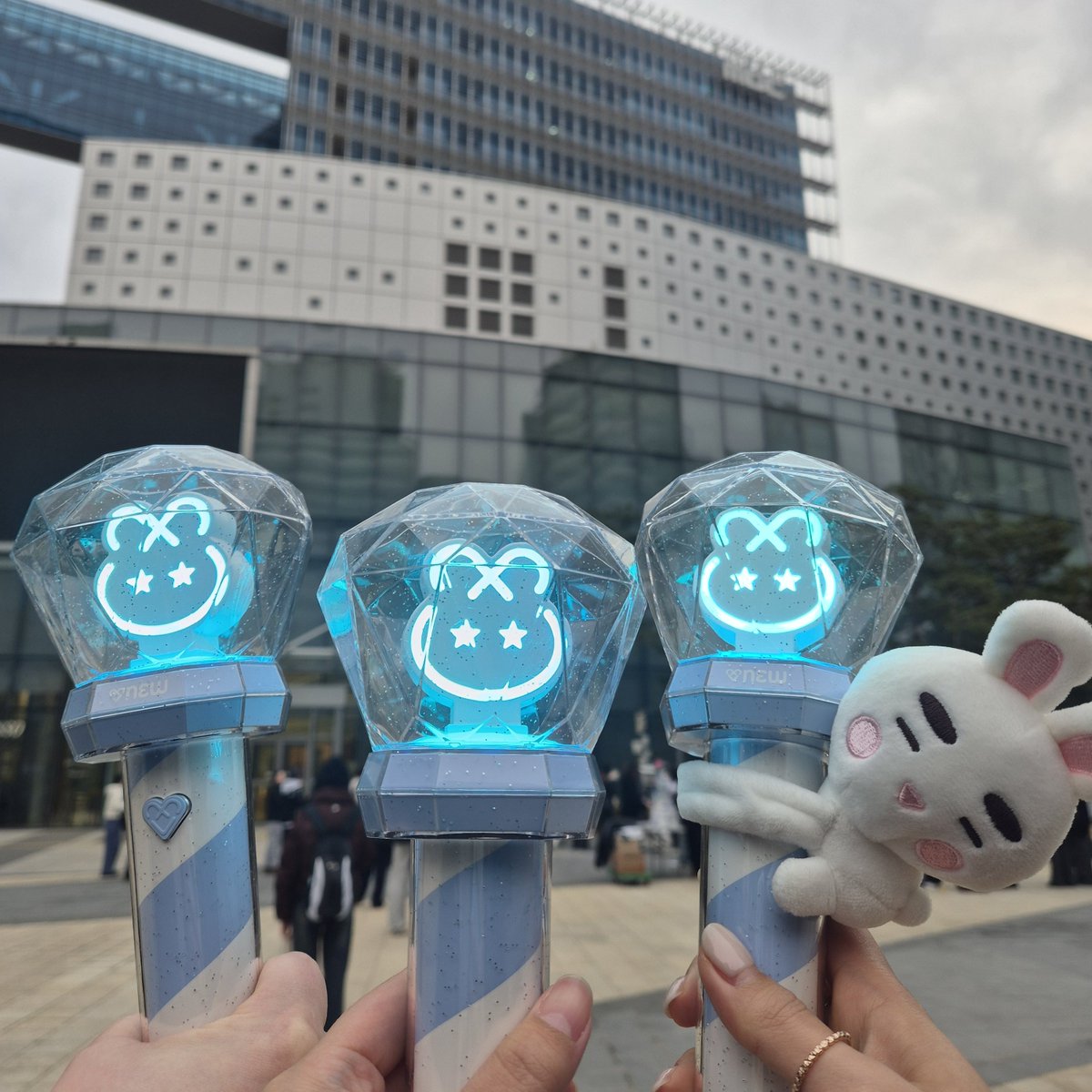 boongfish_bb's tweet photo. 찡구멤버십의 추억이라.. 좋았던추억은진짜많죠 첫선예매, 멤버십전용부스, 처음키트받았을때 등등..
그래도 제일기억에남는건 아무래도 음방의순간아닐지 찡구횐님들만 갈수있자너 ~
같은마음으로 모인사람들이 3년만에하는 온유 음방에와서 제철이진기가쌩라이브에 댄스까지말아주는거직관한게 아직도제일기억에남고요 응원법하면서도 와우리잘한다;;라는게느껴져서 괜히더기분좋았던같고ㅋㅋ 공방만의그공기랑 도파민은정말 최고인듯,, 하진짜넘행복햇네ㅜ 여튼 팬클럽회비의가치를 제대로실현한 순간중하나가 아니었을까싶어요💓