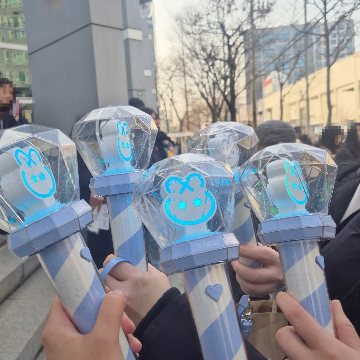 boongfish_bb's tweet photo. 찡구멤버십의 추억이라.. 좋았던추억은진짜많죠 첫선예매, 멤버십전용부스, 처음키트받았을때 등등..
그래도 제일기억에남는건 아무래도 음방의순간아닐지 찡구횐님들만 갈수있자너 ~
같은마음으로 모인사람들이 3년만에하는 온유 음방에와서 제철이진기가쌩라이브에 댄스까지말아주는거직관한게 아직도제일기억에남고요 응원법하면서도 와우리잘한다;;라는게느껴져서 괜히더기분좋았던같고ㅋㅋ 공방만의그공기랑 도파민은정말 최고인듯,, 하진짜넘행복햇네ㅜ 여튼 팬클럽회비의가치를 제대로실현한 순간중하나가 아니었을까싶어요💓