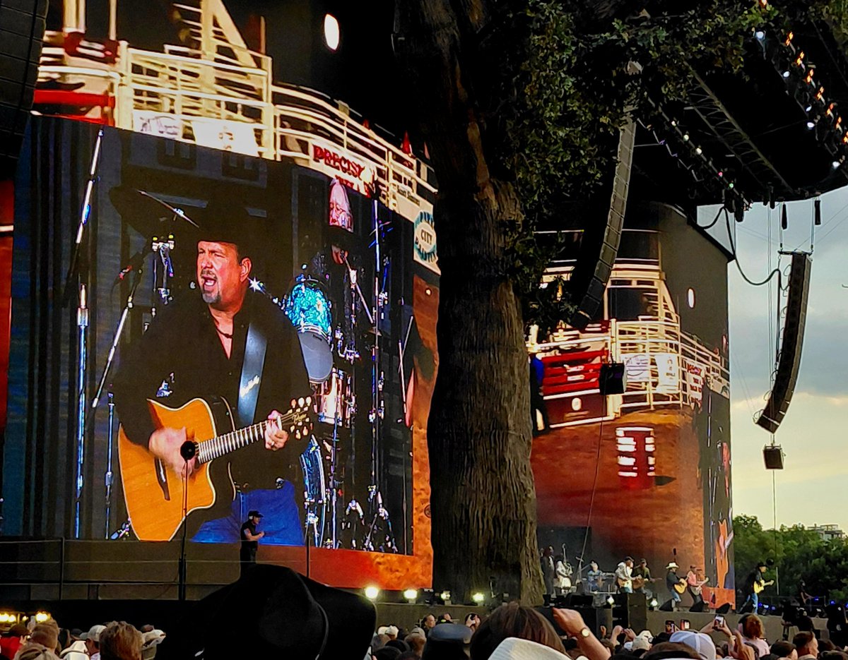 _OriolS's tweet photo. Garth Brooks fent-se un bany de masses al Hyde Park de Londres com a cap d'un cartell que també tenia com a reclams a Zac Brown Band i Ashley McBryde. (1/6) https://t.co/IuTu5WhK5I