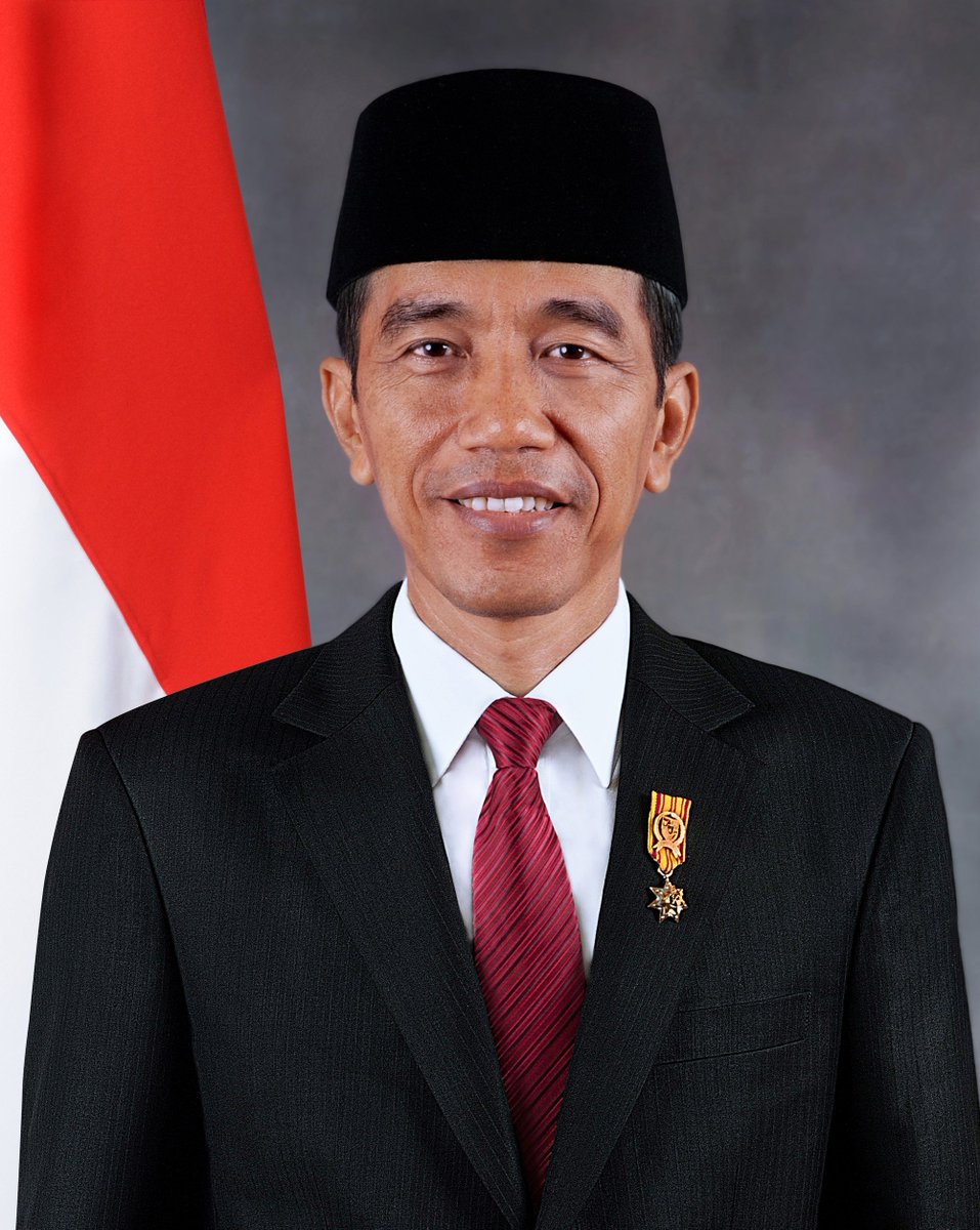 CiptaBuana_'s tweet photo. Sebagai Gen Z yang Hidup di era 3 Presiden berbeda, yaitu SBY, JOKOWI, dan PRABOWO. 

Aku merasa, tipe kerja mereka itu berbeda. Jauh bedanya. 

Mulai dari tipe kepemimpinan teknokrat ke populis.

Dari yang menggunakan kajian terlebih dahulu sebelum buat kebijakan, sampai buat kebijakan dahulu, baru kajian belakangan (kalau ada).  

A Thread.