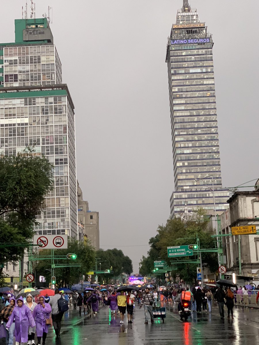 biyadimar's tweet photo. Agarro la lluvia! https://t.co/fvbtfkoFHL