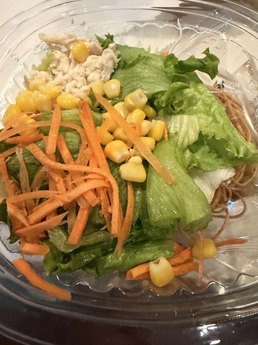lumpini11's tweet photo. 最近ハマっているセブンのサラダ。パリパリ麺をサラダにのっけて、ドレッシングとマヨネーズで和えるだけ。59パーツ。 https://t.co/ocf3SkYzCJ