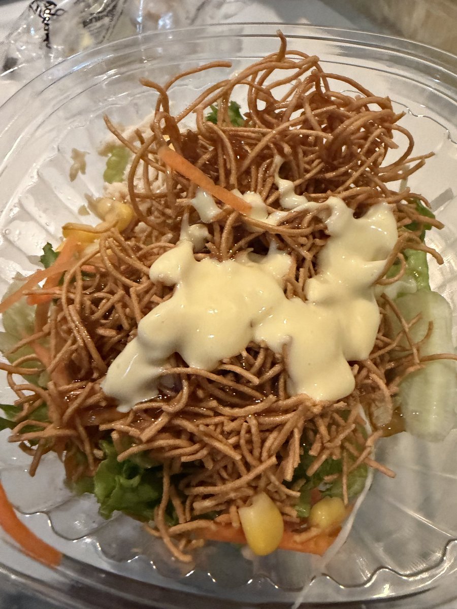 lumpini11's tweet photo. 最近ハマっているセブンのサラダ。パリパリ麺をサラダにのっけて、ドレッシングとマヨネーズで和えるだけ。59パーツ。 https://t.co/ocf3SkYzCJ
