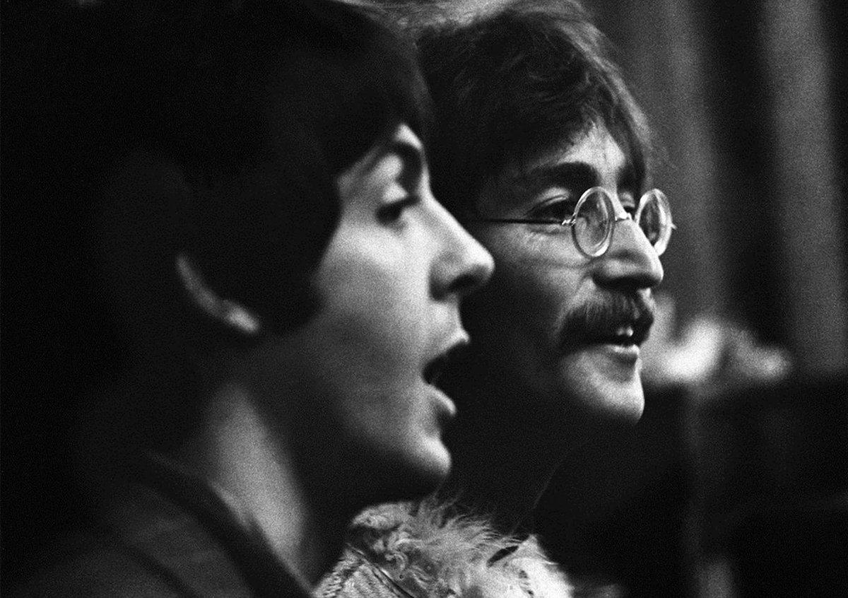 flowersmacca70s's tweet photo. John Lennon and Paul McCartney photographed by Barrie Wentzell in 1967 https://t.co/iq7b764OsK