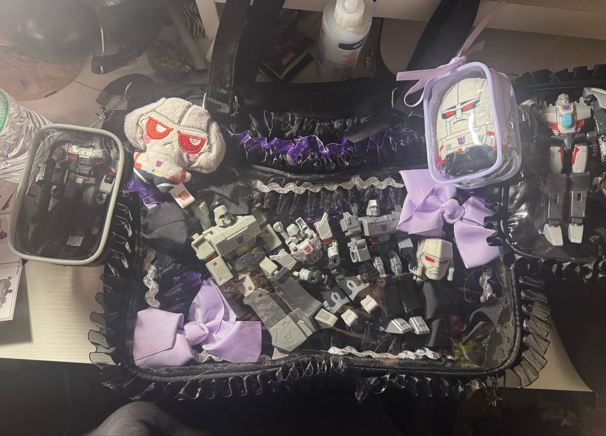 yuridose's tweet photo. megatron ita bag https://t.co/Bpz20MEm3K