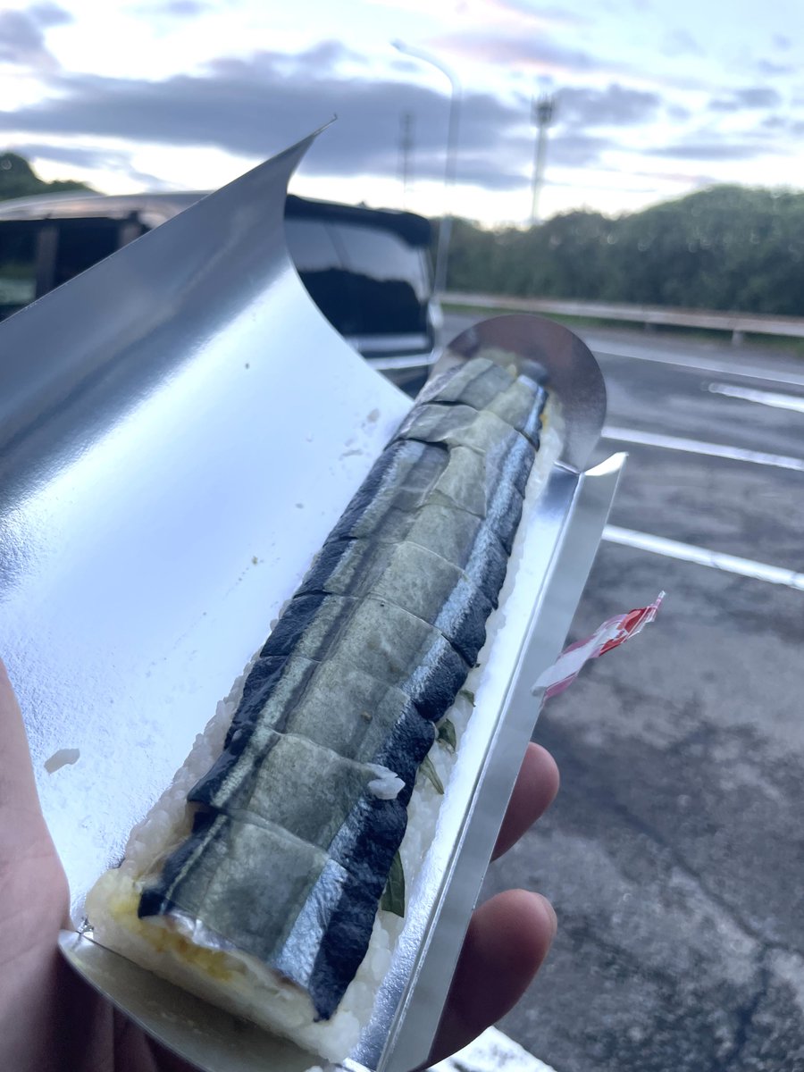 toofoolcamper's tweet photo. お腹が減ったので途中のPAで買っていた「さんま寿し」を🐟

美味すぎる😋✨ https://t.co/pJ7PBoxv1L