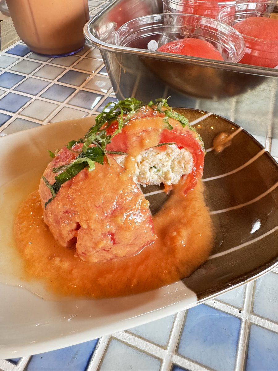 wanderinkitchen's tweet photo. DAY2、まもなく開店です！
本日初出し！
【トマトのファルシ】✨🍅
中に詰め物を入れています。
ソースはくりぬいた中身をベースに、オリーブオイルと玉ねぎ、にんにくその他で作りました〜さわやかなサラダとなっております🥗
#キッチンアトリエ札場
#あか牛カレー
#月に3日間だけの店
#たまには https://t.co/0aWrJgvadW