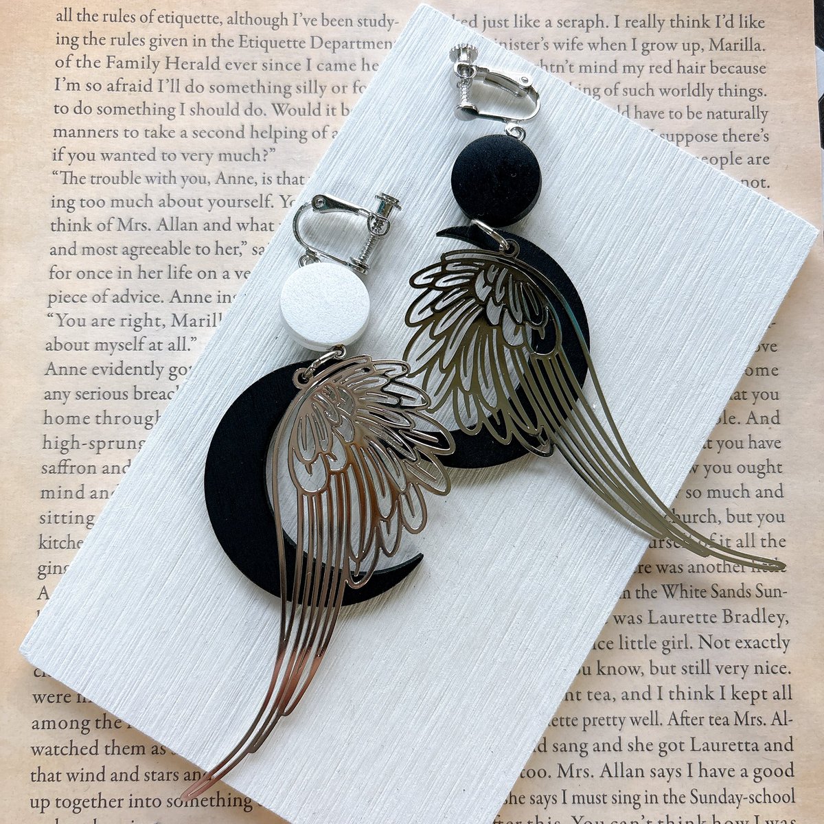 Calagoromo's tweet photo. ツキカゲツキアカリ。
満ちてかけるもの。
#handmadeaccessory https://t.co/su0KPa6Ifc