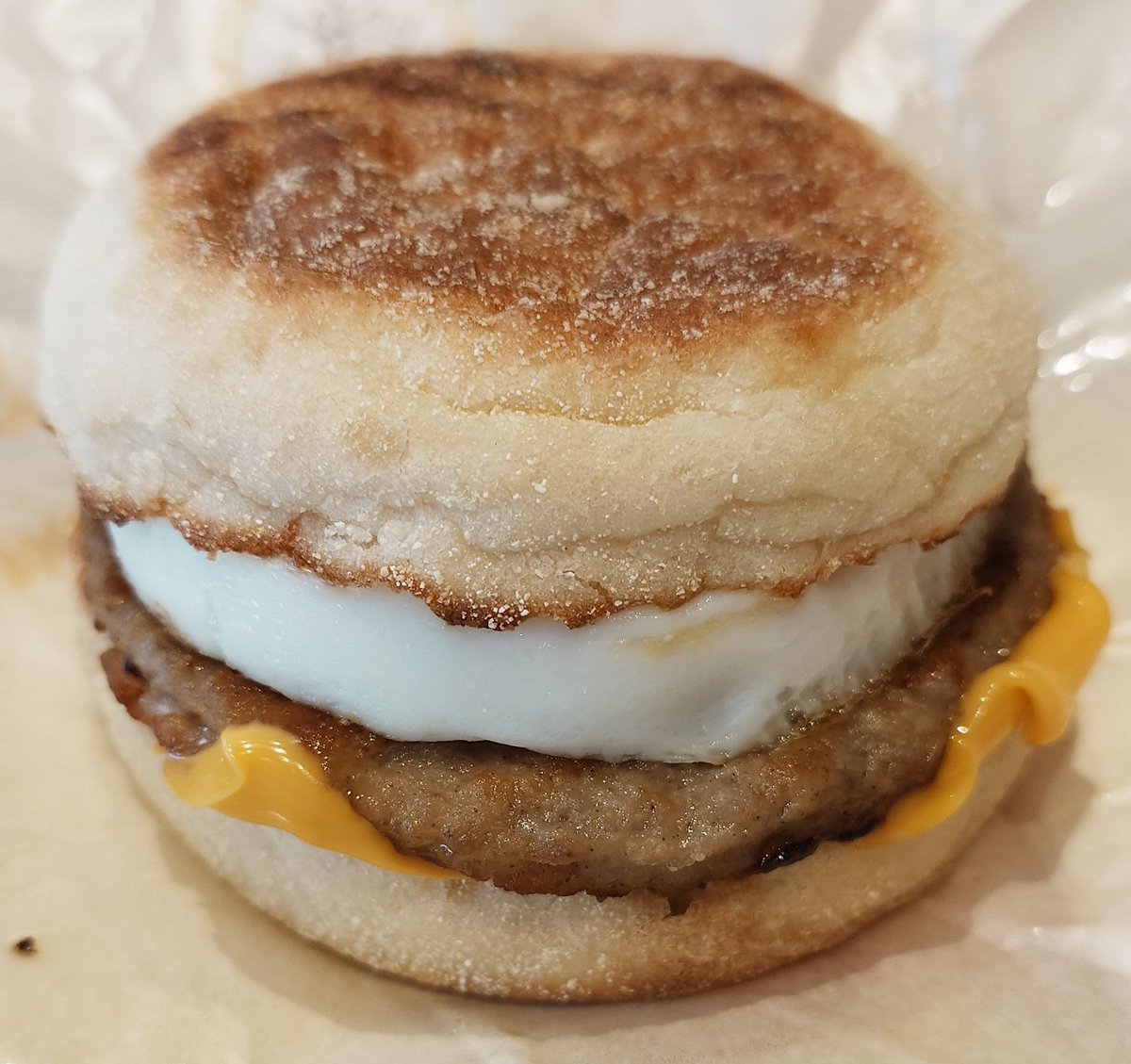 417_hequil's tweet photo. おはソーセージエッグマフィンとソーセージマフィン(o・・o) at 地元の隣の駅産でとても美味しい🤤 https://t.co/LApbi2A1rk