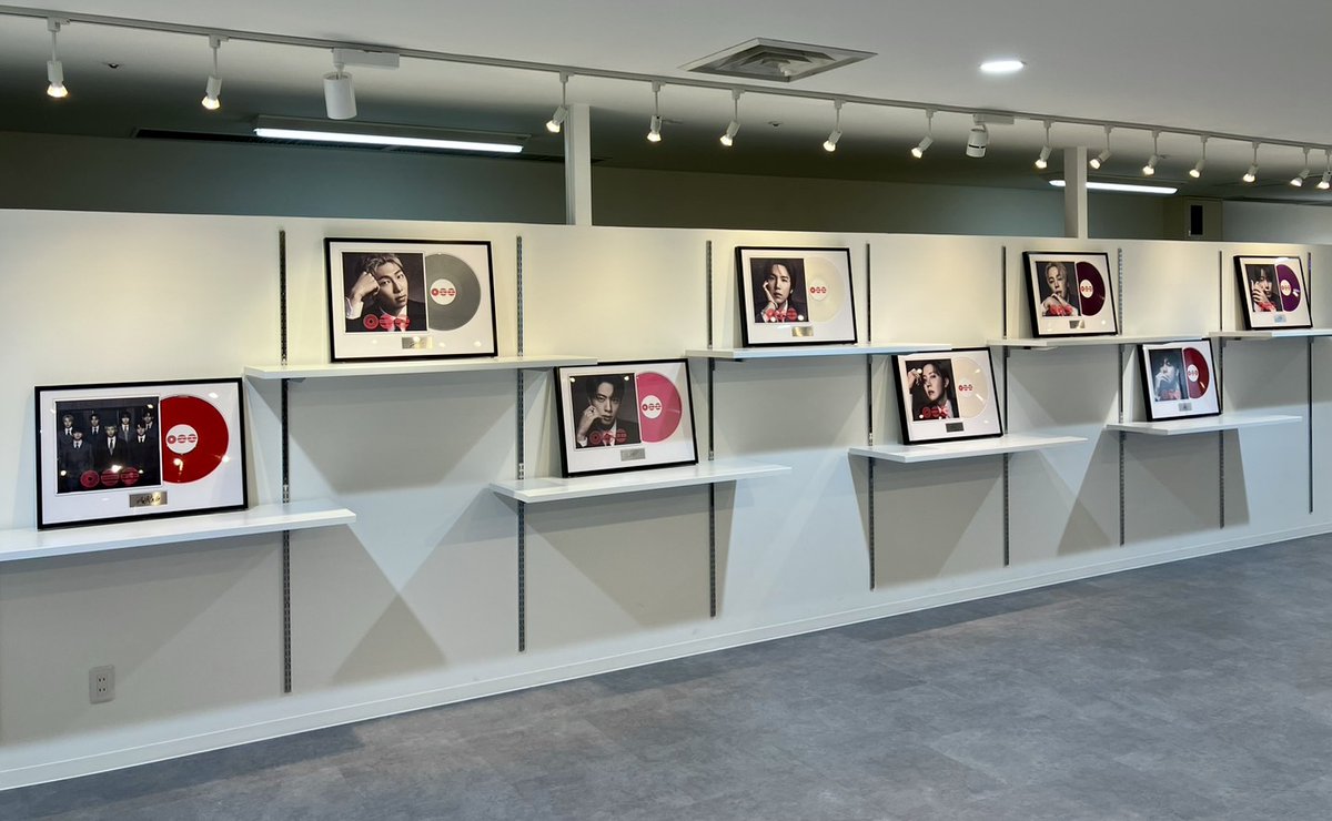 treevillage_yok's tweet photo. 【𝐇𝐘𝐁𝐄 𝐌𝐔𝐒𝐈𝐂 𝐆𝐑𝐎𝐔𝐏 𝐒𝐓𝐎𝐑𝐄】

💿本日 新入荷💿
#BTS The 5th Album 'ARIRANG' Vinyl
バージョンをお選びの上、ご購入いただけます！

#HYBE_MUSIC_GROUP_STORE 隣「TreeVillage STUDIO」内では、
メンバーサイン入りVinyl を展示中✨️

期間限定となりますので、是非お見逃しなく。

皆様のご来店をお待ちしております！

※商品には数に限りがございますので、あらかじめご了承ください。
※お一人様(1会計)につき、バージョン問わず1枚までのご購入とさせて頂きます。
※メンバーサイン入りVinyl展示の終了時期は、後日 本アカウントより発信いたします。
※混雑が予想される日は整理券による入場規制を行う場合がございます。
下記 整理券状況をご確認の上、ご来店ください。

★整理券情報　https://t.co/Sl6evRXgs5
★HP　https://t.co/yGyqtSaKBC

#BTS_ARIRANG
#HYBE_MUSIC_GROUP_STORE #ツリビレ横浜 #横浜ビブレ