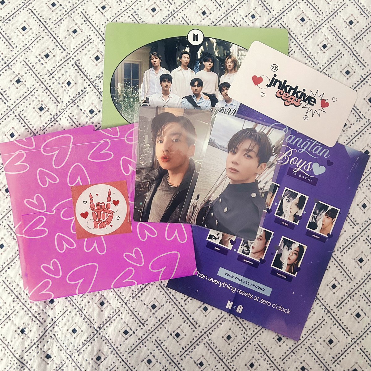 junkoollector's tweet photo. ୨ৎ : feedback mega positivo para @jnkrkive pelas duas cegs de lds muito tranquilas! os cards chegaram muito bem embalados, protegidos e com mimos lindos. o processo todo da ceg foi super transparente, a bia sempre muito fofa e atenciosa! muito obrigada https://t.co/AnJyrAQ49T