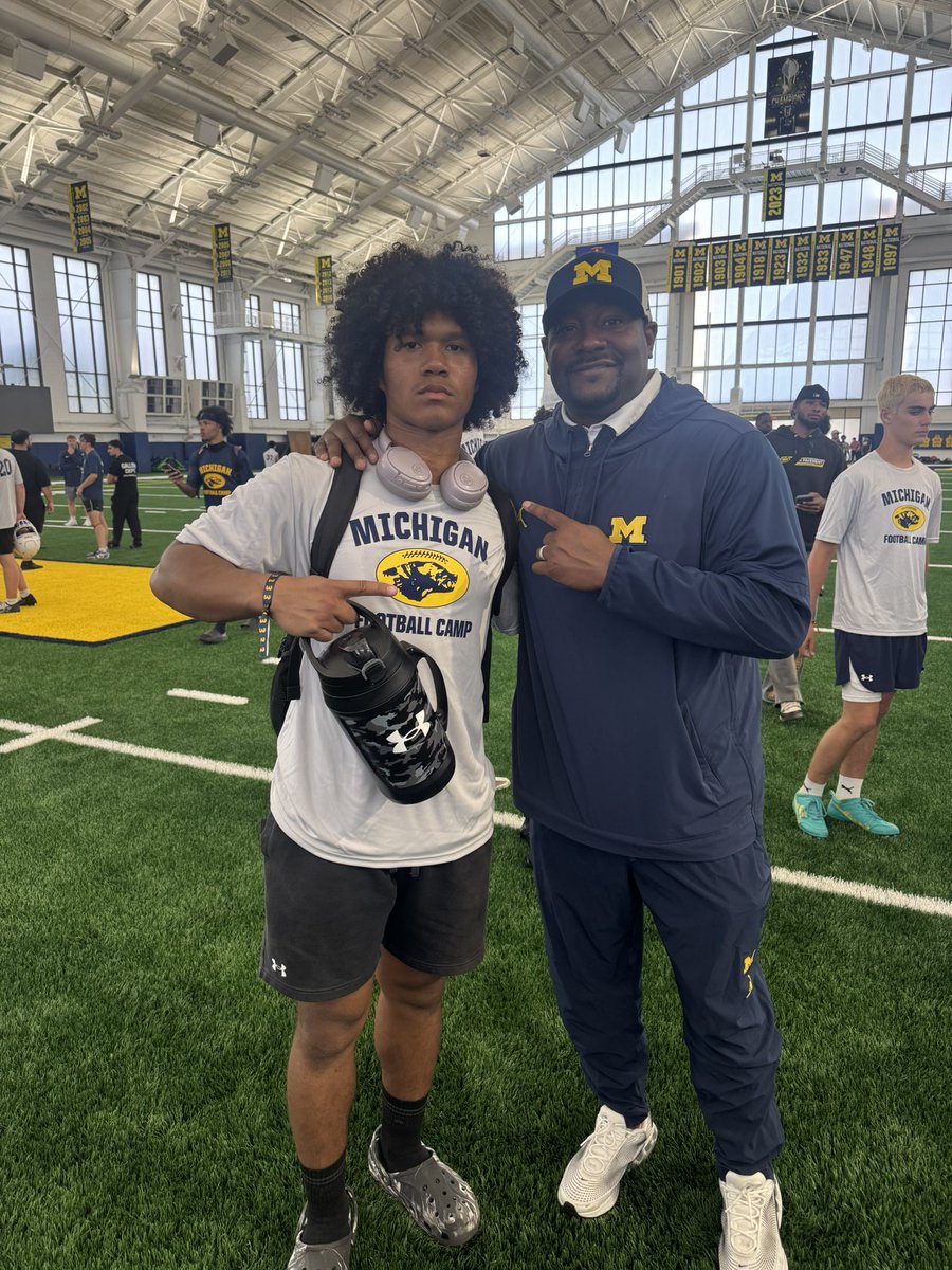 Cjsolozz's tweet photo. THE MICHIGAN CAMP WAS A SUCCESS. This camp helped me showcase multiple skills such as block destruction and my ability to get out of my breaks fast. safe to say this was a very versatile camp and it allowed me to see my weaknesses and my strengths. I am so glad i was able to learn all i did and was able to make such huge improvements to my game. @CoachKNoDuke @TerrenceIsaac1 @CoachMcNutt @CoachDrewMunger @Coach_MHull @CoachSeanCronin @MichFBFrenzy @MIexposure @statechampsmich @Sportsinthed_ @TheD_Zone @247recruiting