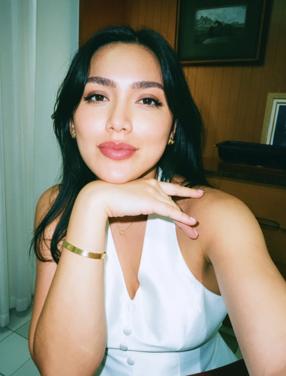 insidefolkative's tweet photo. Jessica Iskandar cerita tentang dirinya yang sudah memasuki late 30s, apa aja yang berubah dari kebiasaannya, lingkungannya dan dirinya sendiri 

This is late 30s…

Gue lagi ada di fase yang aneh. Kayak pelan-pelan dipaksa move on dari masa muda gue sendiri.

Yang dulu hidupnya uhuii spontan banged, sekarang semua harus lihat kalender. Kalender sekolah EL dan Don yang selalu bertentangan. Yang dulu mikirnya weekend mau ke mana, sekarang mikir ada playground apa yang deket tempat refleksi.
Dan satu lagi yang masih bikin gue kaget…

Kok sekarang makin banyak yang manggil gue “Tante.” 😭

Asli, setiap denger itu rasanya masih janggal di telinga. Di kepala gue tuh masih ngerasa, “Hah? Tante siapa?” Eh ternyata gue. 😂 Berarti suami gue, oom dong? Gue sekarang jalan sama oom-oom🤭

Tapi lucunya, di usia segini gue juga mulai nggak lagi sibuk ngejar validasi. Lebih milih ketenangan daripada keramaian. Lebih milih quality time daripada nightlife. Lebih senang pulang ke rumah daripada pulang pagi.

Circle makin kecil, prioritas makin jelas, dan definisi bahagia berubah total.

Ternyata late 30s bukan soal kehilangan masa muda. Tapi tentang berdamai dengan waktu." 

Valid ga nih kakak-kakak disini yang udah late 30s juga? ngerasain hal yang sama kah?