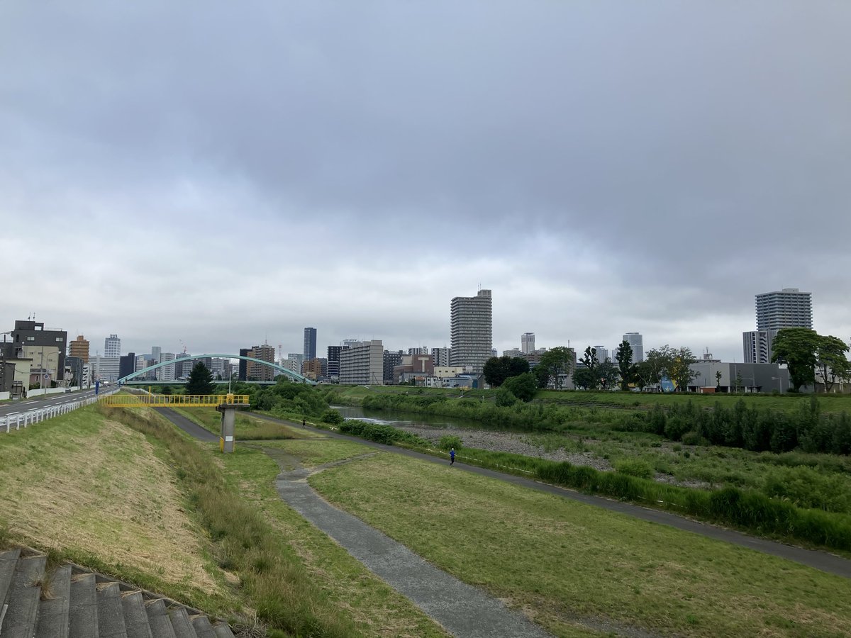 Z6Thc's tweet photo. 嬉しい週末の25km走。河川敷を下って白石ココロードへ。美しいバラに癒されて多少の雨もかえって気持ち良い。向ヶ丘通をドームの脇を上って真駒内公園に下ります。アップダウンもキツくて良いトレーニングに。
さて今日は大好きな楽団の定期公演です♡昨日の演奏はとっても良かったそうでワクワク笑。 https://t.co/6JqTSnwUkv