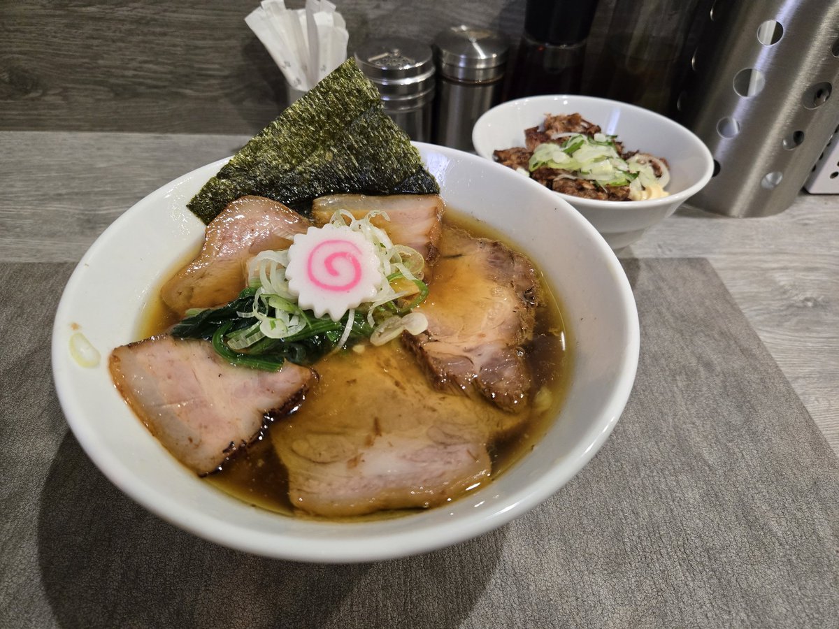 Shitozuka2's tweet photo. 手打ち 蓮@森下

【醤油チャーシュー麺】
【チャーシュー飯】

先日の蓮
円やかかつ旨味溢れる醤油味。
御無沙汰していた間にも進化している叉焼に相変わらず抜群な手打ち麺。
久しぶりに伺え良かった。旨い。

お弟子さんの7/11“ひたむき”な独立店も楽しみですね。

#手打ち蓮 #森下 https://t.co/aAjKJC0vYh