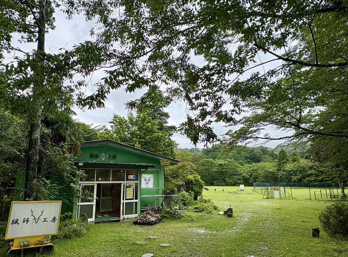 huntersworks's tweet photo. ダブル台風去りました🌀🌀

昨日の君津市はかなりの降水量だったようで、昨日の動画はランド付近の土砂崩れ。片側車線をふさいでいましたが、すでに復旧していました。
ランドは特に大きな被害はありませんでした！

猟師工房ランドへお越しの際は安全運転でお越しください。17時まで元気に営業中！ https://t.co/rRBraFrP0t