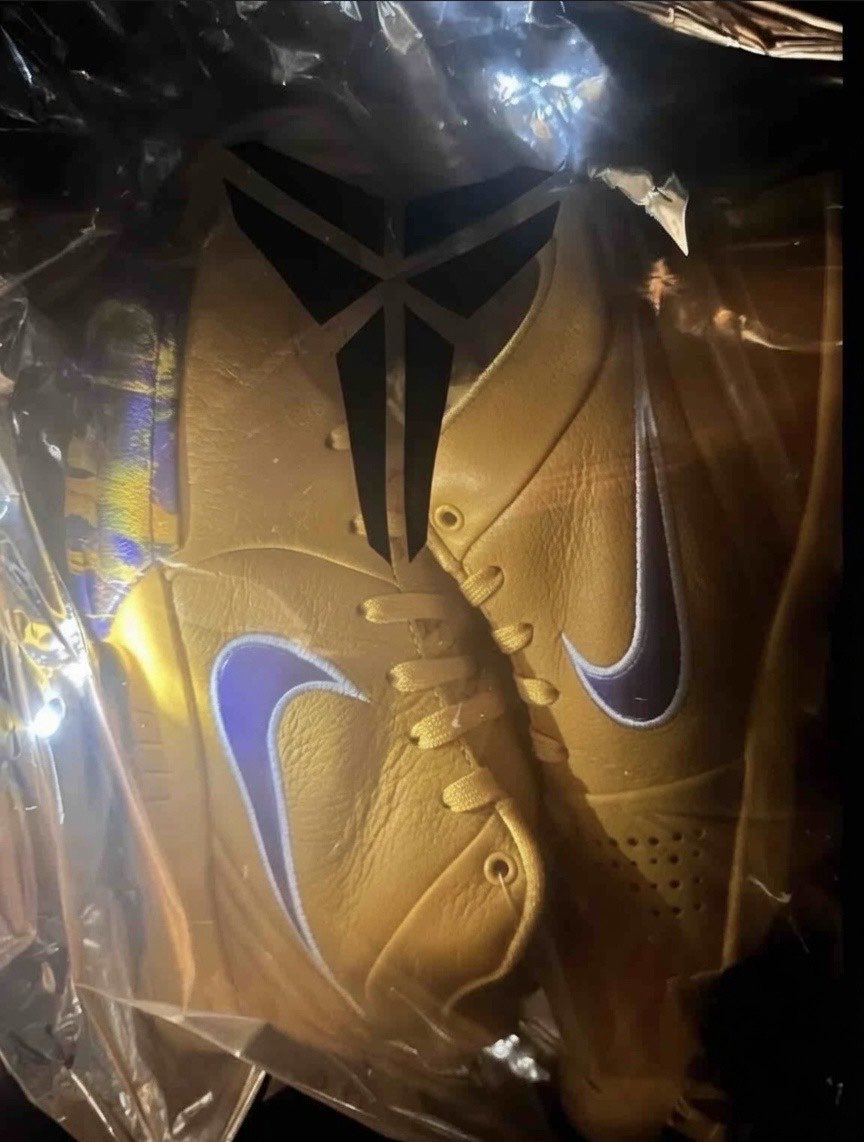 SnkrsStock's tweet photo. Apparently you can use a flashlight to see what’s inside the Kobe mystery bags 😬 https://t.co/JDeAqPU8ap