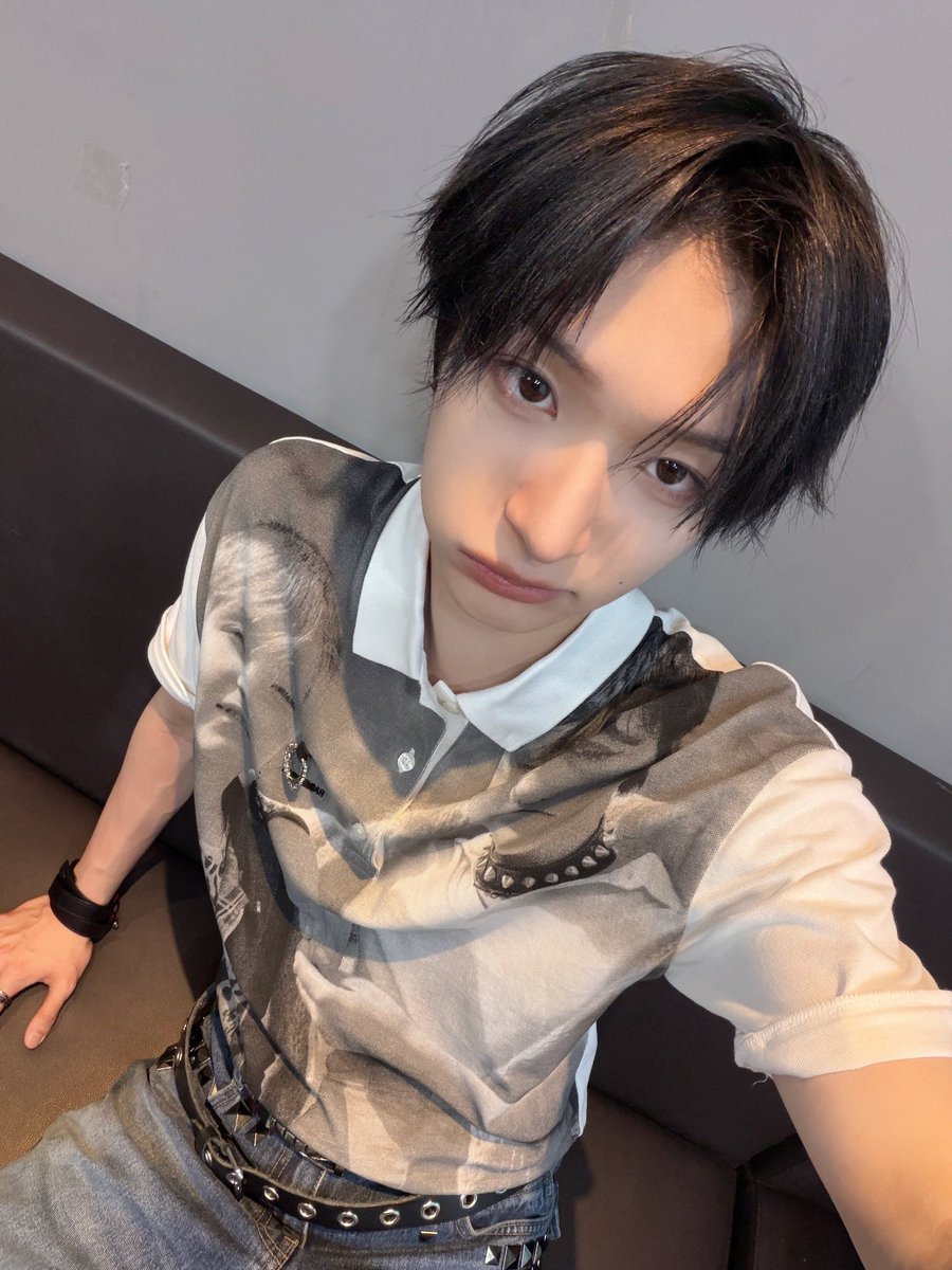 zzuwbb's tweet photo. 크크 단추 푼 쪽이 더 뽀둥이 상태 https://t.co/Nl9TAIhxKG