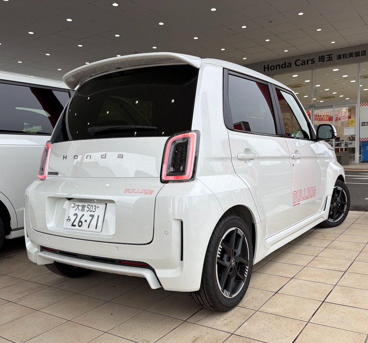 phoshiaki's tweet photo. ホンダ スーパーワン（HONDA Super-ONE）試乗してきました。
見た目は最高にクール！昭和のブルドッグを彷彿とさせる見た目はオジにはたまらない。
エアロもセンス良く、EVでもこれなら欲しいと思わせる造りになってました。
ディーラーオプションのBULLDOGデカールも3万円くらいと安いのでつける人いそう。続く