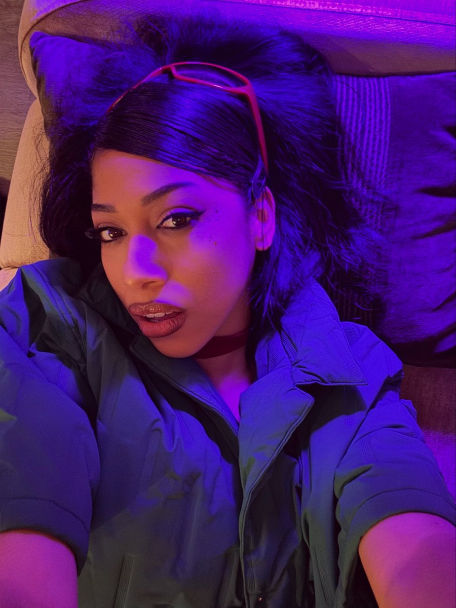 igabitha's tweet photo. when u find a quiet corner at the party https://t.co/x4djAHzaFl