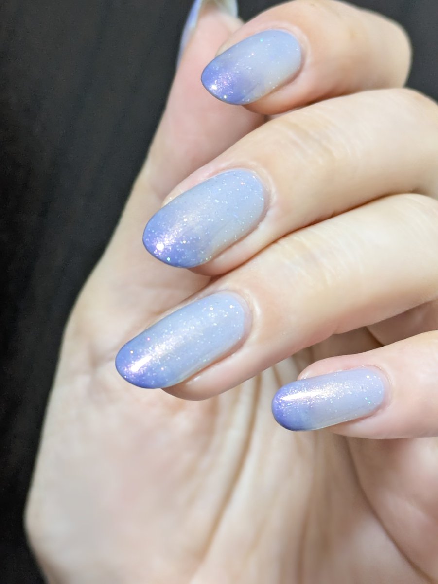 2asak1's tweet photo. iLLO Cosmetics
Naked Blue（ネイキッドブルー）
Blue Moon（ブルームーン）

上手く写せてないのですが、どちらの色も虹色に光るラメが入っているので晴れた日には華やかに見えます。室内だとラメが控えめに光って砂糖菓子みたいだなと。 https://t.co/GYz9i0IBqN