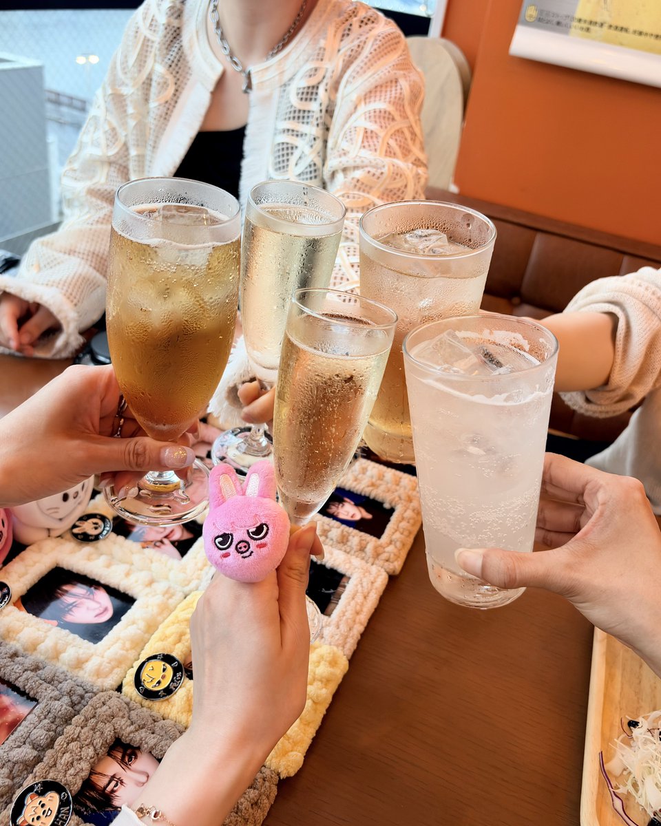 ns240101's tweet photo. いつメン会も楽しかった〜〜！トレカ頂上戦が大白熱でかなり体力使った…笑
はやくみんなでライブ行きたい🥲🤍 https://t.co/rU7lJkyD2D