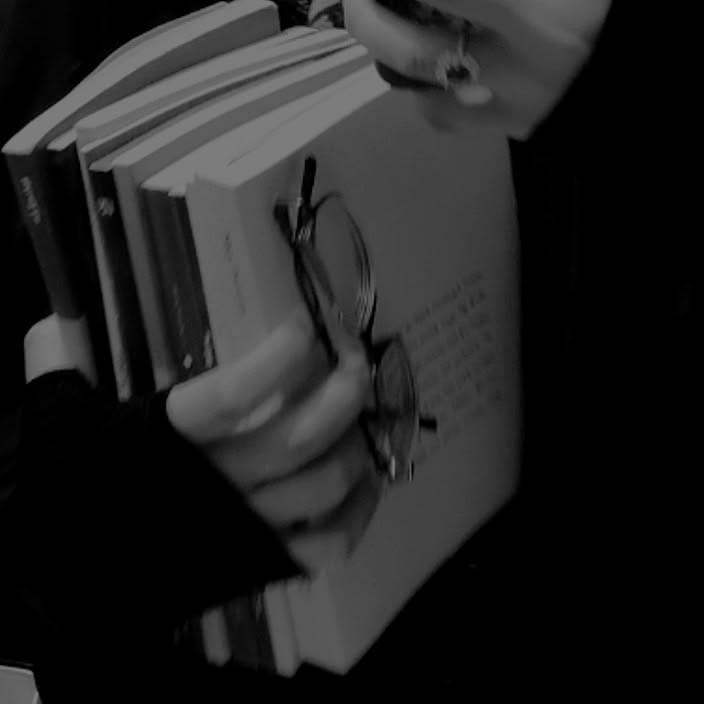 slipgeto's tweet photo. {#studytwt | #studytwtbr}

• 06' 🗞️ ela/dela
• acadêmica de psicologia do CEUB
• estudante de concurso e escritora
• foco: criminal/jurídica e avaliação psicológica 
 
🫀: kpop, Hannibal Lecter, animes, super heróis, pop girls, rock, livros e Abel Tesfaye.

♡/↺ = mutuals https://t.co/mmm9MSvylB