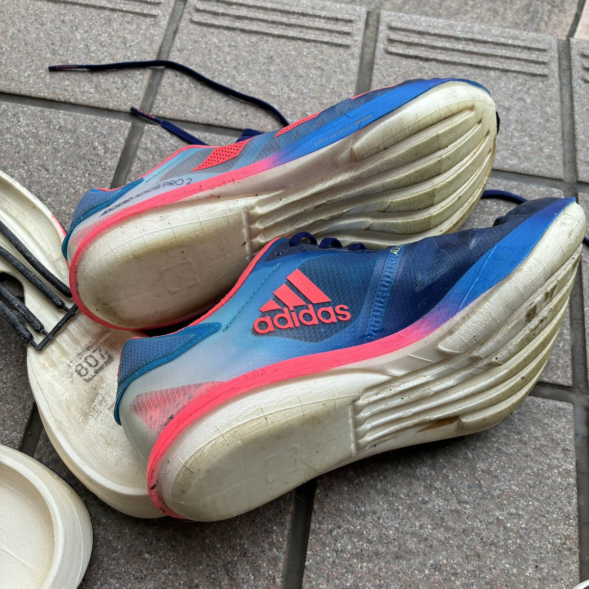 shozy51's tweet photo. こんなん出ましたけど👟。
経年で、接着が弱くなってたみたい😰。
ソールを手に持って帰ってくる道中が恥ずかしかったです😅。 https://t.co/mYFbZWxpF9