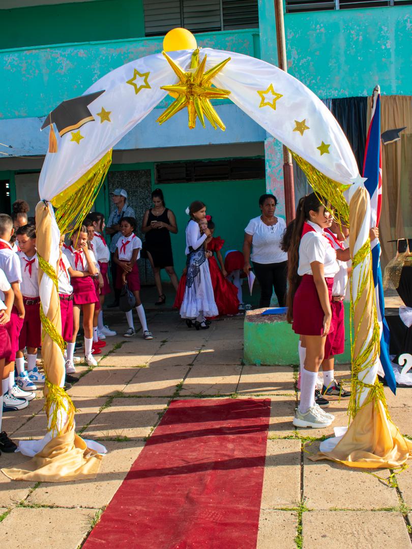 alexeimc68's tweet photo. Las graduaciones de 6to grado en #Cárdenas estuvieron marcadas por el entusiasmo y alegría. Constituyeron también ejemplo de la voluntad de maestros, estudiantes y familiares por vencer una etapa importante en medio de las difucultades que impone en genocida bloqueo de #USA https://t.co/JnLt6RC4dG