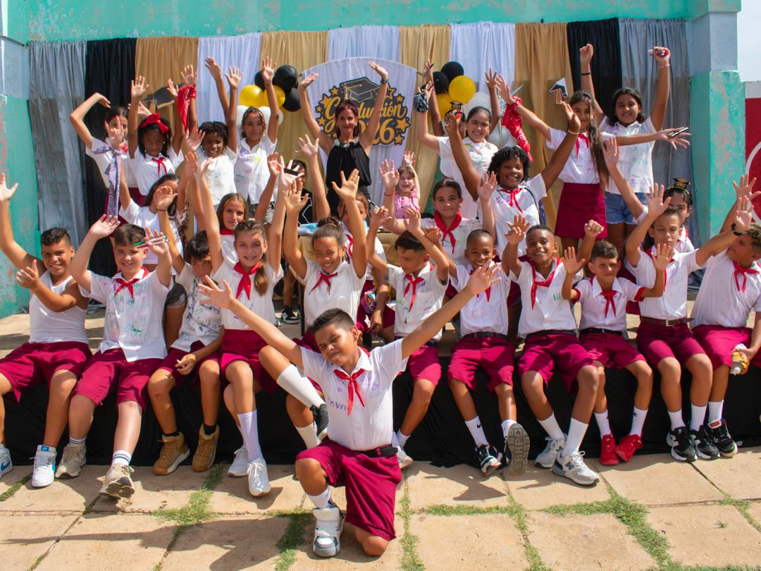 alexeimc68's tweet photo. Las graduaciones de 6to grado en #Cárdenas estuvieron marcadas por el entusiasmo y alegría. Constituyeron también ejemplo de la voluntad de maestros, estudiantes y familiares por vencer una etapa importante en medio de las difucultades que impone en genocida bloqueo de #USA https://t.co/JnLt6RC4dG
