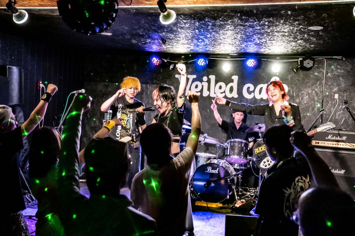 EnoStud's tweet photo. ALLiCA北海道ツアー
サポートで参加させて頂いてます！
釧路Veiled Cafe
旭川 MOSQUITO
両日共にフロア盛り上がっておりました。全国どこに行っても待っていてくれる人がいるバンドだなと改めて実感出来ました。ありがとうございました！3日目もよろしくお願いします！ https://t.co/1STvzQsFPl